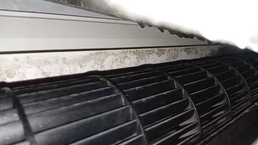 Blower dan talang air unit indoor AC yang berlendir, penyebab air meluap dan netes